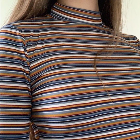 Cropped Mock Neck long Sleeve - Picture 3 of 5